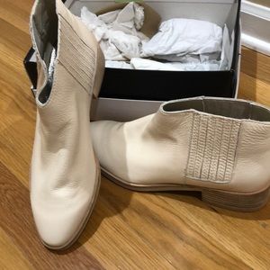 Brand NEW. NEVER WORN. Dolce Vita bootie 10